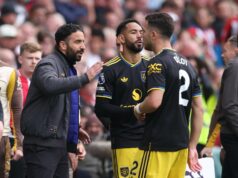 O que Ruben Amorim disse à equipe masculina do Utd sobre o final do verão ‘fora das câmeras’ é exatamente o que os fãs estão vendo agora se desenrolar Mikkel Damsgaard, de Brentford, está sob pressão por Patrick Dorgu (L) e Kobbie Manoo do Manchester United (R) durante a partida da Premier League entre Brentford e Manchester United no Brentford Community Stadium em 27 de setembro de 2025
