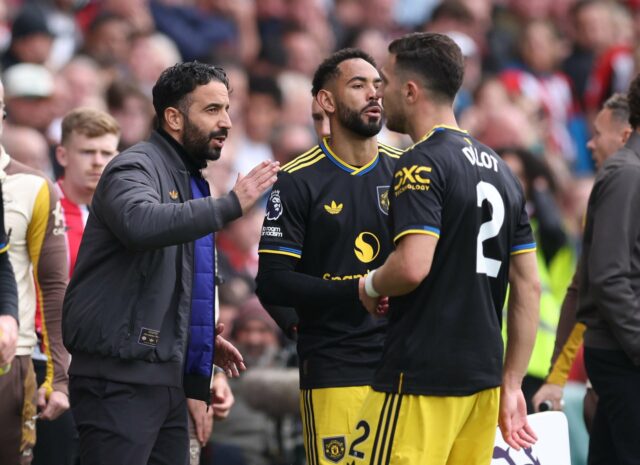Mikkel Damsgaard, de Brentford, está sob pressão por Patrick Dorgu (L) e Kobbie Manoo do Manchester United (R) durante a partida da Premier League entre Brentford e Manchester United no Brentford Community Stadium em 27 de setembro de 2025