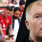 Benjamin Sesko lê instruções de um tablet enquanto Ruben Amorim olha durante a partida da Premier League entre o Manchester United e Burnley em Old Trafford em 2025 em Manchester, Inglaterra.