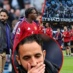 Ruben Amorim olha depois de perder a partida da Premier League entre o Manchester City e o Manchester United no Etihad Stadium em 2025 em Manchester, Inglaterra.