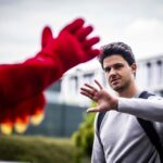 O ex -astro da Royal Antuérpia Senne Lammens posa depois de assinar o Manchester United no Complexo de Treinamento de Carrington em 2025 em Manchester, Inglaterra.