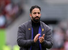 Ruben Amorim revisita a previsão de que ‘a tempestade está chegando’ um ano depois, diz que algo mudou no Man Utd Altay Bayindir, fotografado, concedendo gol para o Manchester United.