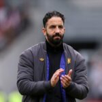 Jim Thwaites, do Manchester United, sai antes da partida da Premier League International Cup entre o Manchester United U21 e o Athletic Club de Bilbao B em Old Trafford em 24 de setembro de 2025