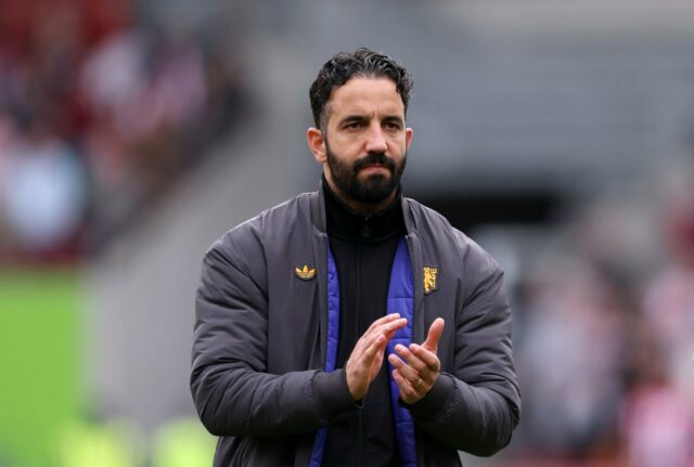 Jim Thwaites, do Manchester United, sai antes da partida da Premier League International Cup entre o Manchester United U21 e o Athletic Club de Bilbao B em Old Trafford em 24 de setembro de 2025