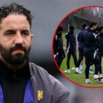 Ruben Amorim reconhece os fãs após a derrota de seu time durante a partida da Premier League entre Brentford e Manchester United no Gtech Community Stadium em 2025 em Brentford, Inglaterra.