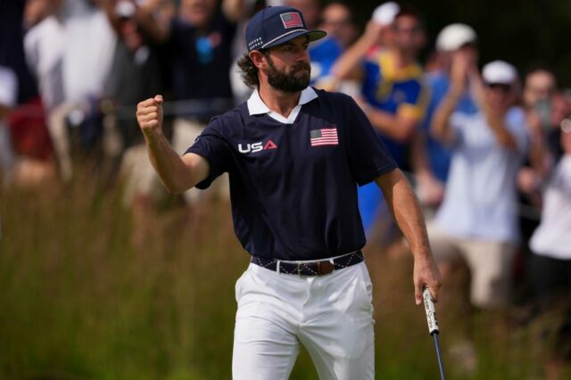 Cameron Young da equipe dos EUA comemora depois de uma tacada no sétimo buraco durante a Ryder Cup em Bethpage Black no sábado, 27 de setembro de 2025, em Farmingdale, NY