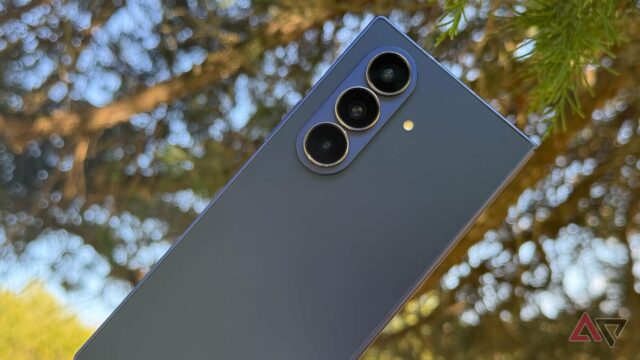 Samsung Galaxy Z Fold 7 exibindo um gato preto