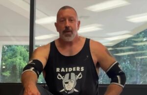 Satisfaça o futebol da Universidade de Playing III de 58 anos de idade New Kansas City Chiefs PA O locutor Nate Rohr fala uma situação difícil com Dale Carter