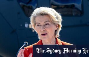 Scare, no ar, o chefe da UE culpou o GPS russo ‘flagrante’ Um helicóptero militar romeno ao lado do avião de Von der Leyen na Romênia na segunda -feira.