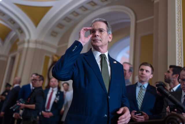 Arquivo - A membro do Conselho de Governadores do Federal Reserve Lisa Cook, à direita, conversa com o presidente do Federal Reserve, Jerome Powell, antes de uma reunião aberta do Conselho de Governadores do Federal Reserve, em 25 de junho de 2025, em Washington. (AP Photo/Mark Schiefelbein, arquivo)