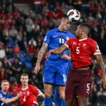 O atacante nº 11 da Eslovênia Benjamin Sesko (L) controla a bola