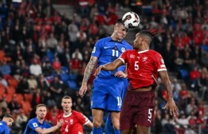 Seguidores masculinos de UTD saíram ‘sem palavras’ no inacreditável Benjamin Sesko Minute para Eslovênia vs Suíça, é ‘ultrajante’ O atacante nº 11 da Eslovênia Benjamin Sesko (L) controla a bola