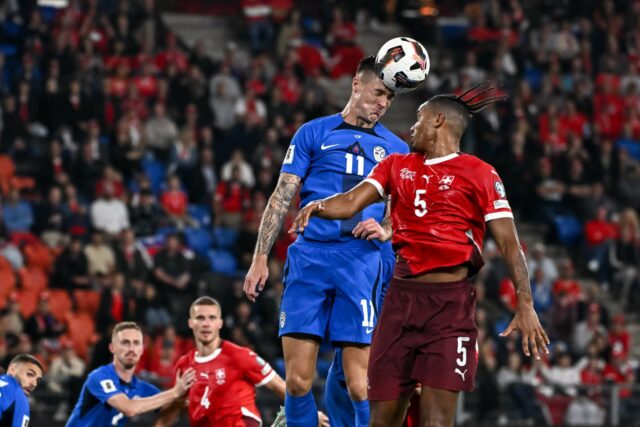 O atacante nº 11 da Eslovênia Benjamin Sesko (L) controla a bola