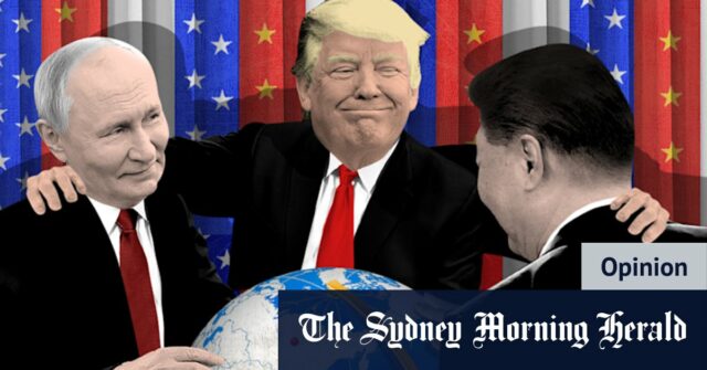 Vladimir Putin e Donald Trump deixam uma conferência de imprensa no final de sua reunião no Alasca.