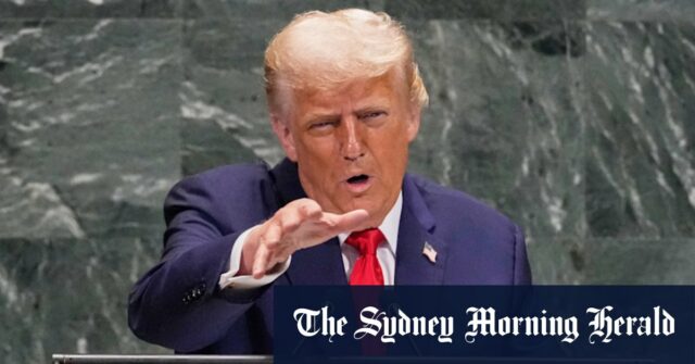 Ocasionalmente, os comentários de Trump foram recebidos com murmúrios da platéia, que pareciam ficar inquietos à medida que o discurso continuava.
