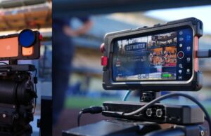 Sexta-feira à noite Baseball para incluir imagens de vídeo filmadas em câmeras eletrônicas do Apple iPhone, uma inicial para um programa de atividades esportivas em tempo real Sexta-feira à noite Baseball para incluir imagens de vídeo filmadas em câmeras eletrônicas do Apple iPhone, uma inicial para um programa de atividades esportivas em tempo real