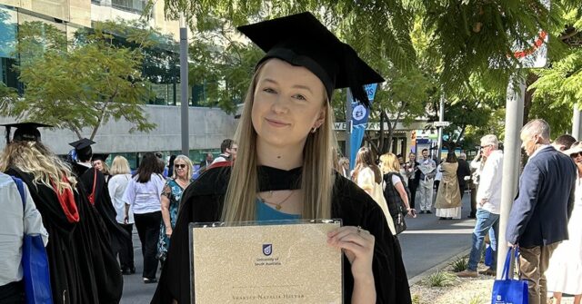 Sharyce parece perfeitamente saudável, mas não consegue trabalhar há anos Sharyce Helyar, 27 anos, parece perfeitamente saudável, mas ela não consegue trabalhar há anos.