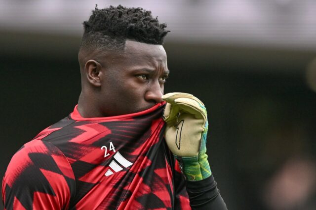 Andre Onana cai no chão para Manchester United vs Grimsby