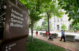 Sob Trump, o IRS funciona apenas para pessoas ricas Esta foto feita na quarta -feira, 13 de fevereiro de 2019, em Zelienopla, Pensilvânia, mostra formulários mulitiplos impressos na página da Web da Revenue Service da Revenue, que são usados para declarações fiscais federais de 2018 nos EUA. (AP Photo/Keith Srakocic)