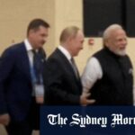 Narendra Modi, à direita, caminha com Vladimir Putin.