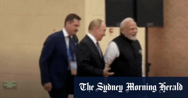 Narendra Modi, à direita, caminha com Vladimir Putin.