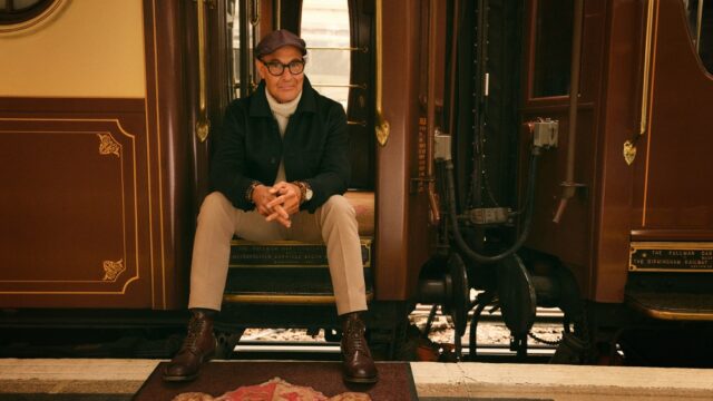 Stanley Tucci atraiu a motivação de 'North by Northwest' de Alfred Hitchcock para sua nova coleção de caxemira 

