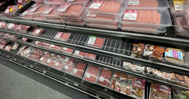 Supermercados Medem suas palavras: Fluxos de crise de suprimento de cordeiro para prateleiras de varejo

