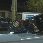 As filmagens capturaram o momento em que um motorista supostamente bêbado retornou ao local de um acidente dramático no sudoeste de Sydney e foi rapidamente preso pela polícia.