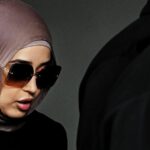 A ex -enfermeira de Saúde de Gales do Sul, Sarah Abu Lebdeh, chega cercada por apoiadores na quadra local do Downing Center, em Sydney.
