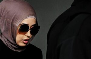 Taxa chocante para a enfermeira em vídeo anti-Israel caiu A ex -enfermeira de Saúde de Gales do Sul, Sarah Abu Lebdeh, chega cercada por apoiadores na quadra local do Downing Center, em Sydney.