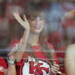 Taylor Swift (centro), Andrea Swift e Ed Kelce no jogo de playoffs Chiefs-Texans 2025.