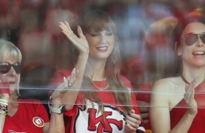 Taylor Swift poderia ir para a revanche do Super Dish do Chiefs contra os Eagles neste intervalo de fim de semana? Taylor Swift (centro), Andrea Swift e Ed Kelce no jogo de playoffs Chiefs-Texans 2025.
