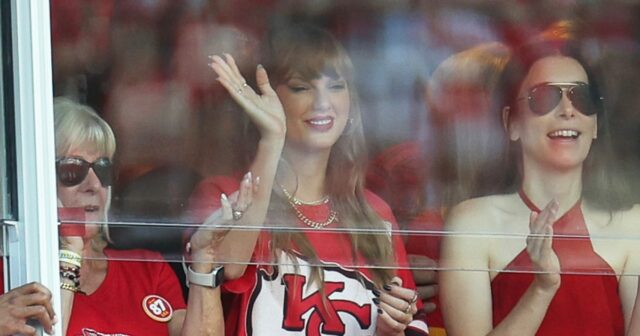 Taylor Swift (centro), Andrea Swift e Ed Kelce no jogo de playoffs Chiefs-Texans 2025.