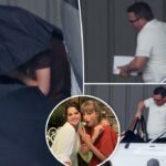 Taylor Swift se esconde sob guarda -chuvas quando ela chega para o casamento de BFF Selena Gomez
