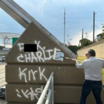 Ted Cruz limpa o graffiti anti-Charlie Kirk da Highway