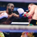 Terence Crawford (à esquerda) Punches Canelo Alvarez a caminho do título de super médio médio de 13 de setembro de 2025 em Las Vegas.