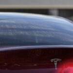 Arquivo - Um Modelo Y da Tesla e outros veículos Telsla estão em uma concessionária, quarta -feira, 19 de março de 2025, em Kennesaw, Geórgia (AP Photo/Mike Stewart, arquivo)