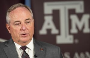 Texas A&M Head of State está inclinando -se após tumulto sobre o clipe de vídeo da aula Yahoo news home