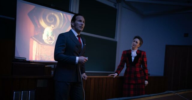 'The Conjuring: Last Cerimonies' coloca uma lápide em uma coleção de assustador 

