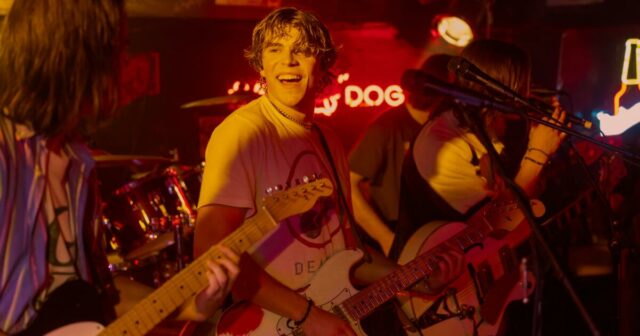 'The Runarounds', preparado para a trilha sonora de uma banda real, é uma gratificação para adolescentes 

