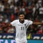 Marcus Rashford, da Inglaterra, marca o quinto gol de sua equipe desde o pênalti durante a partida de qualificação da Copa do Mundo de 2026 da FIFA entre a Sérvia e a Inglaterra no Rajko Mitic Stadium em 9 de setembro de 2025
