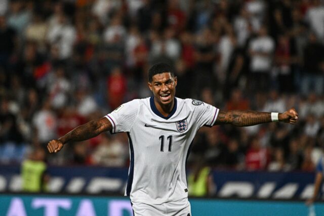 Marcus Rashford, da Inglaterra, marca o quinto gol de sua equipe desde o pênalti durante a partida de qualificação da Copa do Mundo de 2026 da FIFA entre a Sérvia e a Inglaterra no Rajko Mitic Stadium em 9 de setembro de 2025