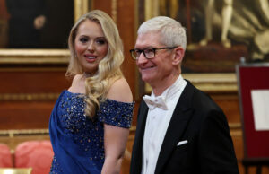 Tim Chef, Sam Altman e Extra vão para a recepção estadual do Reino Unido de Trump WINDSOR, ENGLAND - SEPTEMBER 17: Tiffany Trump and Tim Cook, Apple CEO attend the State visit by the President of the United States of America at Windsor Castle on September 17, 2025 in Windsor, England. President Trump is in England from Sept. 16-18 on his second UK state visit, with the previous one taking place in 2019 during his first presidential term. (Photo by Anna Moneymaker/Getty Images)