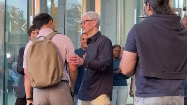 Tim Chef apresenta o novo iPhone da Apple na Front Runner New York City Shop 

