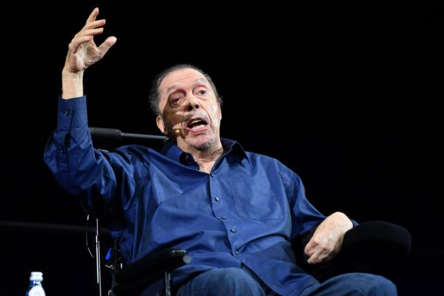 Tim Curry é ovação em pé no 'Rocky Horror Picture Show' 50th Anniversary Screening

