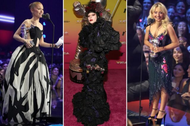 Lady Gaga posa com o prêmio 