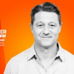 'Todo mundo está mentindo para você por dinheiro', o cineasta Ben McKenzie, usou sua fama 'The O.C' para marcar uma entrevista com o scammer Samuel Bankman-Fried: “Seu assistente era fã”