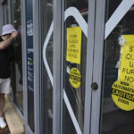 Arquivo - Uma placa marca a entrada dos Centros Federais de Controle e Prevenção de Doenças (CDC) em Atlanta, em 8 de outubro de 2013. (AP Photo/David Goldman, arquivo)