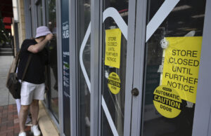 Trabalhadores do CDC forçaram a voltar ao escritório – buracos de bala e todos Arquivo - Uma placa marca a entrada dos Centros Federais de Controle e Prevenção de Doenças (CDC) em Atlanta, em 8 de outubro de 2013. (AP Photo/David Goldman, arquivo)