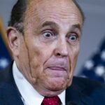 O presidente eleito Donald Trump, à direita, e o ex-prefeito de Nova York Rudy Giuliani posam para fotografias quando Giuliani chega ao clube de Bedminster de Trump National Golf Club Bedminster, domingo, 20 de novembro de 2016, em Bedminster, NJ. (AP Photo/Carolyn Kaster)